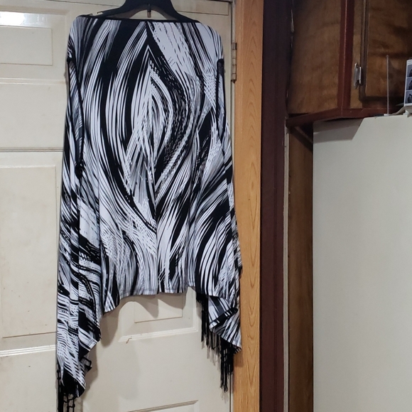 Black and white vest - Picture 4 of 4